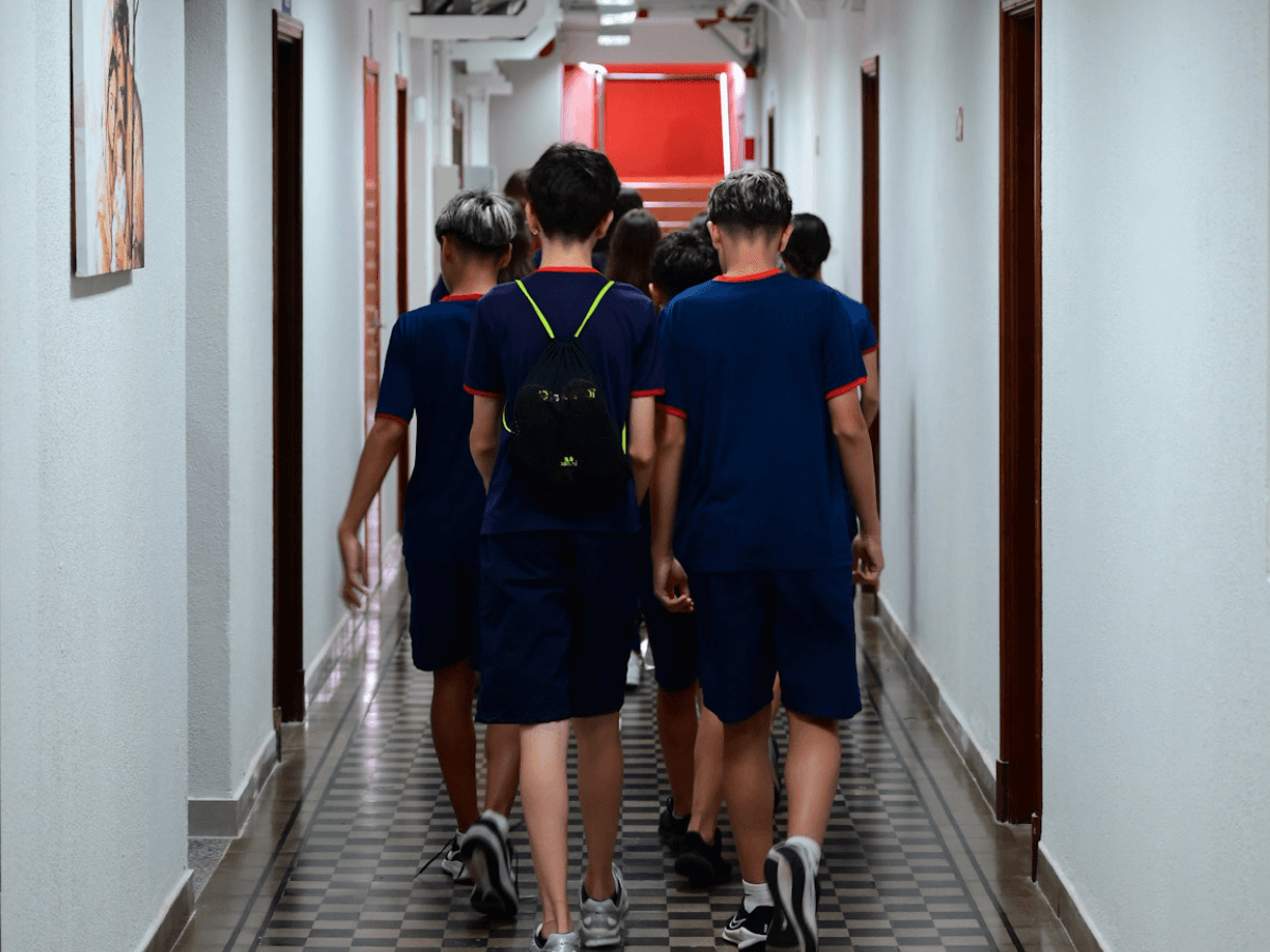 Aluna da Educação Infantil brincando com blocos de montar