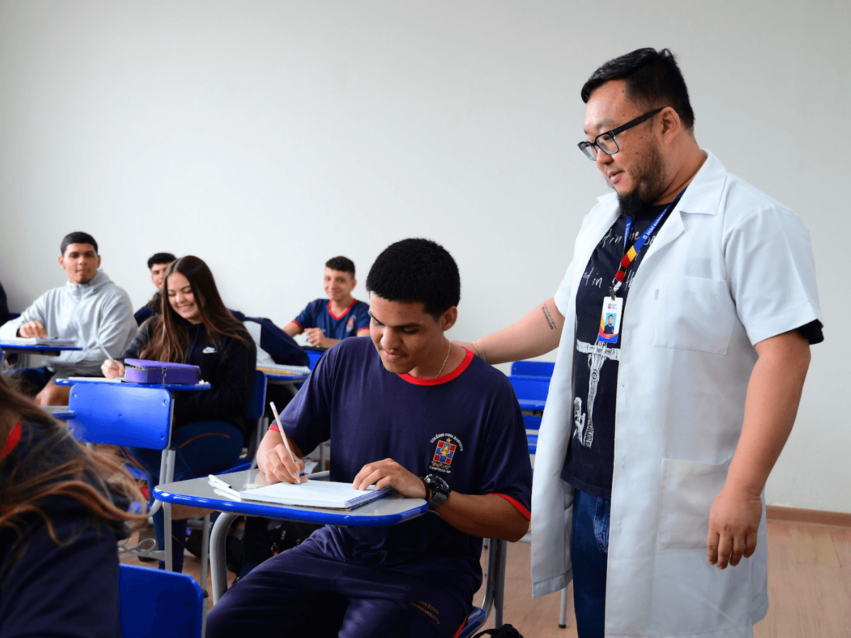 Aluna da Educação Infantil brincando com blocos de montar