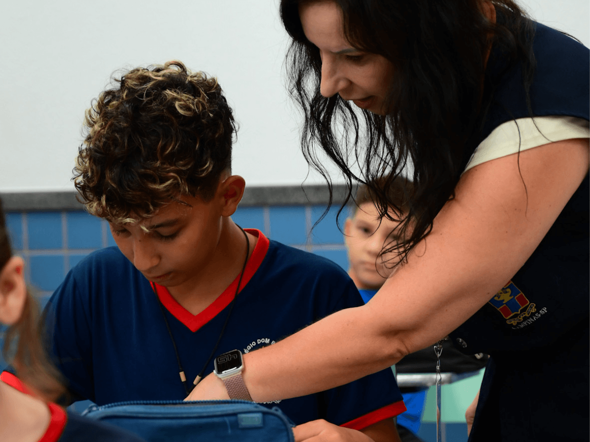 Aluna da Educação Infantil brincando com blocos de montar