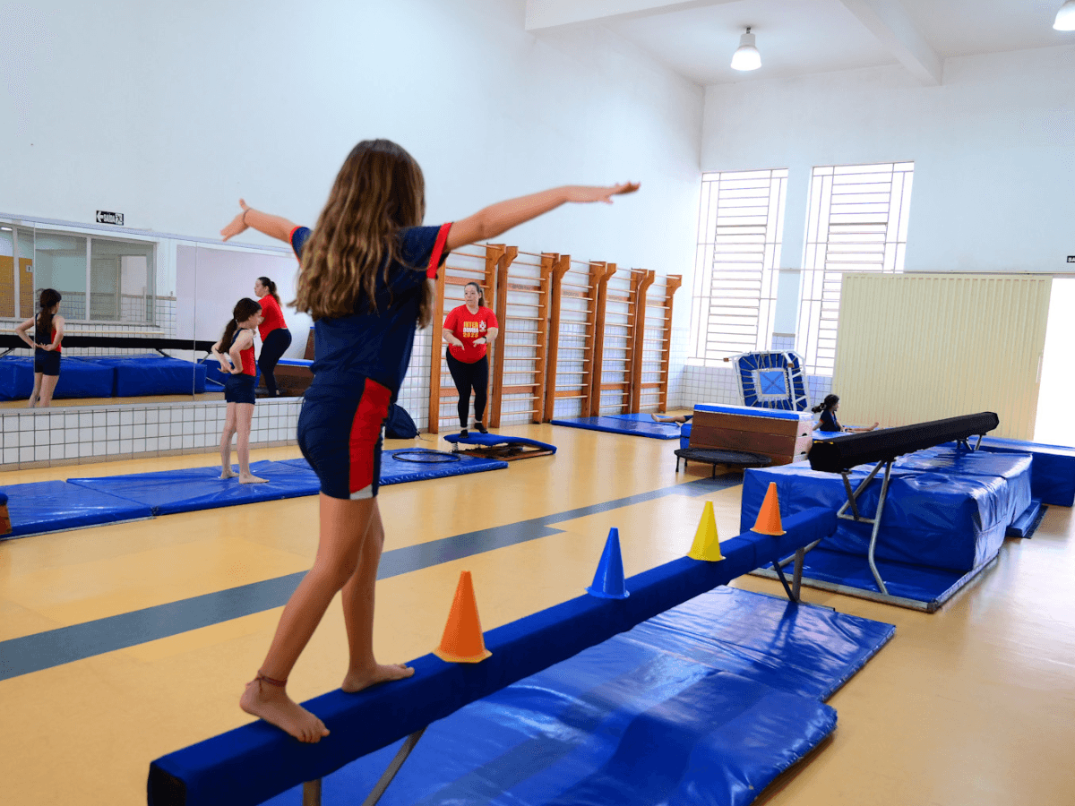 Aluna da Educação Infantil brincando com blocos de montar
