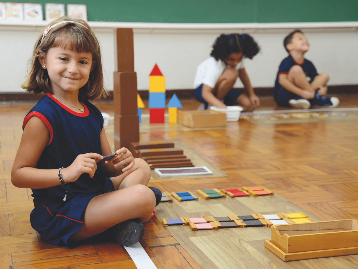 Aluna da Educação Infantil brincando com blocos de montar