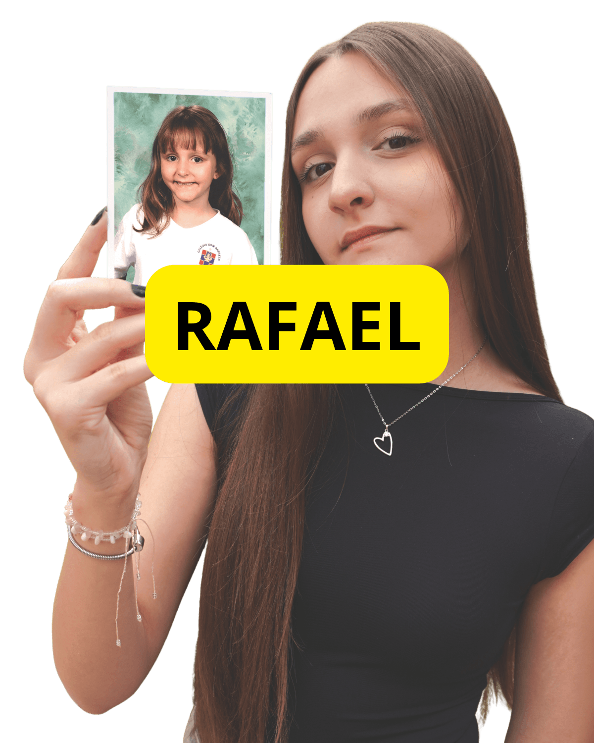 Ex-aluno do Colégio Dom Barreto, Rafael, segurando uma foto de quando era criança na escola