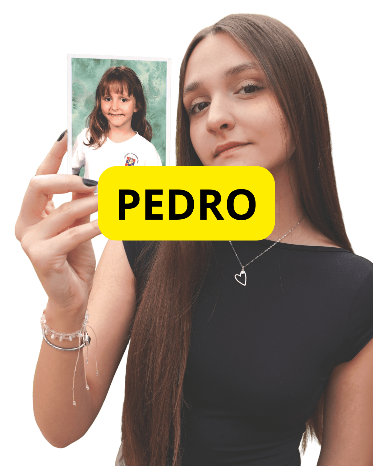 Ex-aluno do Colégio Dom Barreto, Pedro, segurando uma foto de quando era criança na escola